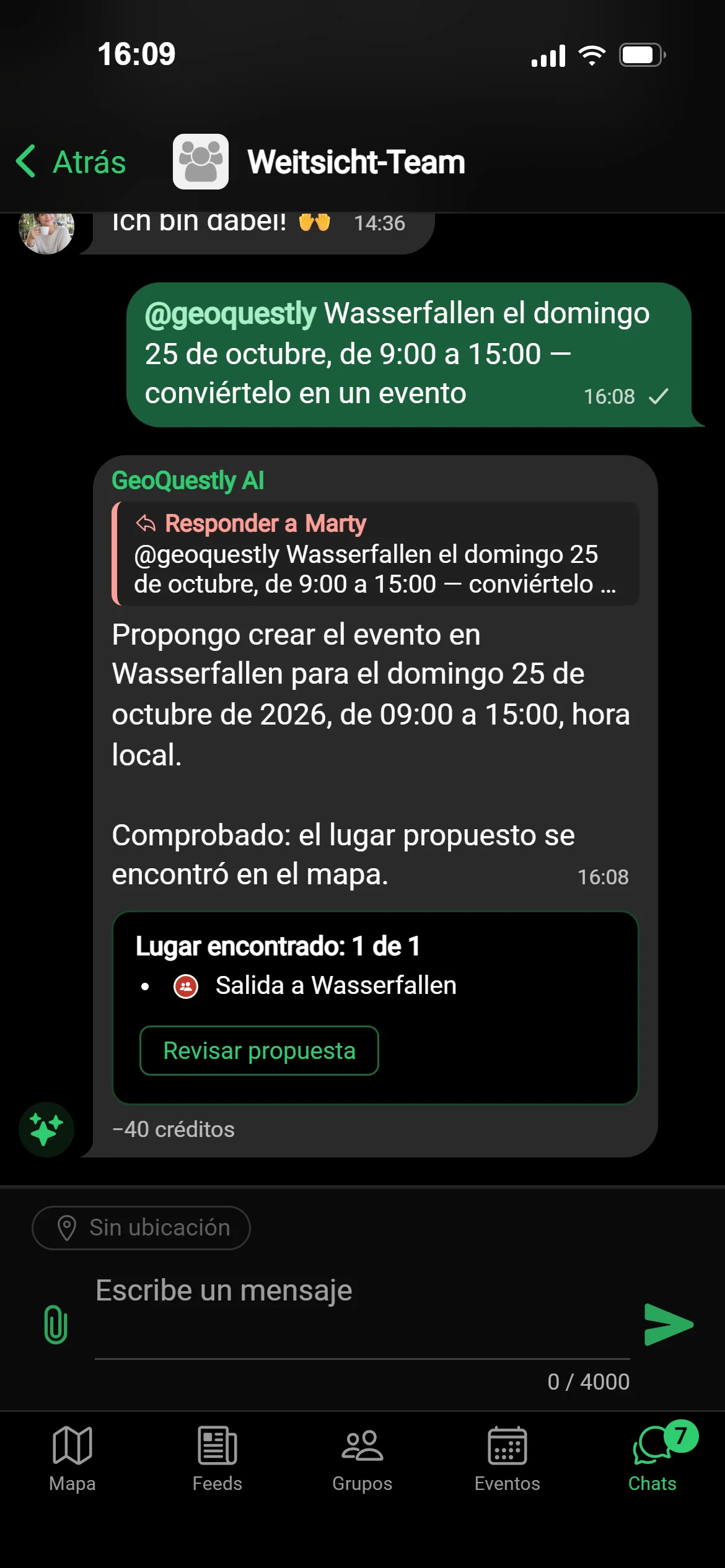 Un chat de grupo en GeoQuestly: alguien pide a @geoquestly que convierta el domingo en Wasserfallen en un evento, y GeoQuestly AI lo propone para revisar